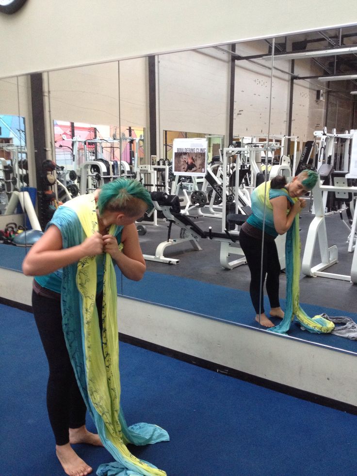 DaniClimbingGymWrap Wrapping baby on back